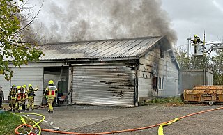 Über eine Drehleiter und im Außenangriff kämpfen die Feuerwehrleute gegen die Flammen. - Ralph Meyer Über eine Drehleiter und im Außenangriff kämpfen die Feuerwehrleute gegen die Flammen. - Ralph Meyer
