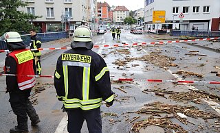 Überall wird Hilfe benötigt: Hier hat die Jahrtausendflut Straßen in der Großstadt Hagen mit Schlamm bedeckt. - Charlotte Mahncke Überall wird Hilfe benötigt: Hier hat die Jahrtausendflut Straßen in der Großstadt Hagen mit Schlamm bedeckt. - Charlotte Mahncke