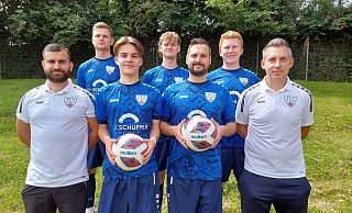 Jöllenbecks Co-Trainer Rano Sabir (v. l.) mit den Zugängen Marcin Tyburcy, Linus Steinsiek, Benno Vahle, Hakan Kocaman, Kevin Cieslik und Sport-Leiter Tobias Demmer. - Nicole Bentrup Jöllenbecks Co-Trainer Rano Sabir (v. l.) mit den Zugängen Marcin Tyburcy, Linus Steinsiek, Benno Vahle, Hakan Kocaman, Kevin Cieslik und Sport-Leiter Tobias Demmer. - Nicole Bentrup