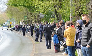 Am vergangenen Sonntag bildeten rund 160 Personen eine Menschenkette gegen Corona-Maßnahmen entlang der Kreuzung B 239/B 65 in Lübbecke. - Joern Spreen-Ledebur Am vergangenen Sonntag bildeten rund 160 Personen eine Menschenkette gegen Corona-Maßnahmen entlang der Kreuzung B 239/B 65 in Lübbecke. - Joern Spreen-Ledebur