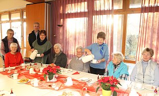 Erika Frost, Ursula Borgmann und Anneliese Krebs schenken zum letzten Mal Kaffee ein. mit dabeio war auch AWO Kreis-Geschäftsführer Frank Mauritz. - Klaus Frensing Erika Frost, Ursula Borgmann und Anneliese Krebs schenken zum letzten Mal Kaffee ein. mit dabeio war auch AWO Kreis-Geschäftsführer Frank Mauritz. - Klaus Frensing