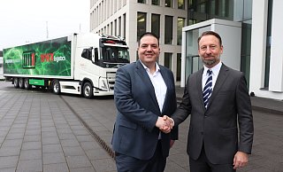 Dirk Mutlak (l.) und Christoph Fitz schütteln sich die Hände. Vor der Hauptverwaltung steht eine der beiden neuen vollelektrischen Sattelzugmaschinen, die die Tönnies-Logistiktochter Tevex von Volvo gekauft hat. - Marion Pokorra-Brockschmidt Dirk Mutlak (l.) und Christoph Fitz schütteln sich die Hände. Vor der Hauptverwaltung steht eine der beiden neuen vollelektrischen Sattelzugmaschinen, die die Tönnies-Logistiktochter Tevex von Volvo gekauft hat. - Marion Pokorra-Brockschmidt