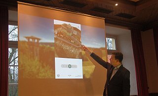 Tobias Seeger erklärt die 3D-Rekonstuktion der Burganlage Limberg, die Teil der App ist. - Ingrun Waschneck Tobias Seeger erklärt die 3D-Rekonstuktion der Burganlage Limberg, die Teil der App ist. - Ingrun Waschneck