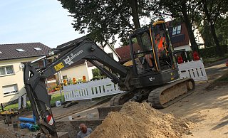 Der neue Regenablauf an dem ausgebauten Weg wird an den Kanal angeschlossen. - Jan-Henrik Gerdener Der neue Regenablauf an dem ausgebauten Weg wird an den Kanal angeschlossen. - Jan-Henrik Gerdener