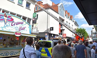 Die Feuerwehr kontrolliert von der Westernstraße aus die Dächer im Bereich der Gasse Im Düstern. - Jörn Fries Die Feuerwehr kontrolliert von der Westernstraße aus die Dächer im Bereich der Gasse Im Düstern. - Jörn Fries