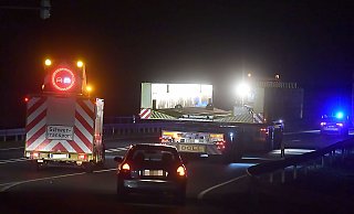 Die Fahrerin eines solchen Schwertransport-Begleitfahrzeugs – hier beim Transport einer Eisenbahn-Verschiebebühne – erkannte die Gefahr und reagierte geistesgegenwärtig. - www.sportpictures.de Die Fahrerin eines solchen Schwertransport-Begleitfahrzeugs – hier beim Transport einer Eisenbahn-Verschiebebühne – erkannte die Gefahr und reagierte geistesgegenwärtig. - www.sportpictures.de