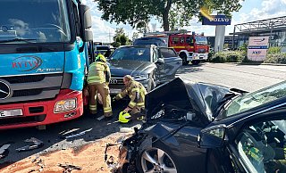 Der Audi Q5 wurde gegen den Autotransporter geschoben, der angehalten hatte, um Neufahrzeuge abzuladen. - Ralph Meyer Der Audi Q5 wurde gegen den Autotransporter geschoben, der angehalten hatte, um Neufahrzeuge abzuladen. - Ralph Meyer