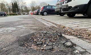 Vor dem Klinikum Herford in gibt es gefährliche Stolperfallen für Patienten und Besucher. Diese hier ist nicht gekennzeichnet. - Birgit Guhlke Vor dem Klinikum Herford in gibt es gefährliche Stolperfallen für Patienten und Besucher. Diese hier ist nicht gekennzeichnet. - Birgit Guhlke