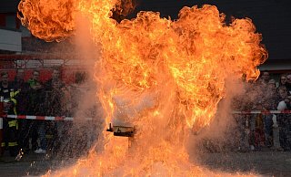 Wer brennendes Fett oder Öl mit Wasser löscht, verursacht eine gefährliche Fettexplosion. Foto: Thomas Kube - Thomas Kube Wer brennendes Fett oder Öl mit Wasser löscht, verursacht eine gefährliche Fettexplosion. Foto: Thomas Kube - Thomas Kube
