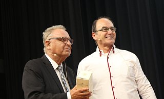 WWL-Vorsitzender Manfred Bulk (r.) lässt sich nach dessen Vortrag mit dem ehemaligen Präsidenten des Bundesverfassungsgerichts fotografieren. - Jan-Henrik Gerdener WWL-Vorsitzender Manfred Bulk (r.) lässt sich nach dessen Vortrag mit dem ehemaligen Präsidenten des Bundesverfassungsgerichts fotografieren. - Jan-Henrik Gerdener