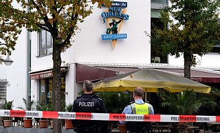 Die Polizei riegelte die Innenstadt von Bad Oeynhausen über mehrere Stunden ab und suchte vergeblich nach dem vierten Tatverdächtigen. - Thorsten Gödecker Die Polizei riegelte die Innenstadt von Bad Oeynhausen über mehrere Stunden ab und suchte vergeblich nach dem vierten Tatverdächtigen. - Thorsten Gödecker