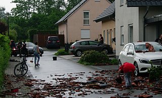 Aufräumarbeiten nach dem Tornado nahe des Altensenner Wegs in Herford. - Ralf Skwiercz Aufräumarbeiten nach dem Tornado nahe des Altensenner Wegs in Herford. - Ralf Skwiercz
