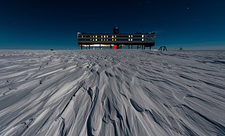 Die deutsche Antarktis-Forschungsstation Neumayer-Station III, Aufnahme bei Nacht/Dunkelheit - Stefan Christmann, Alfred-Wegener-Institut Die deutsche Antarktis-Forschungsstation Neumayer-Station III, Aufnahme bei Nacht/Dunkelheit - Stefan Christmann, Alfred-Wegener-Institut