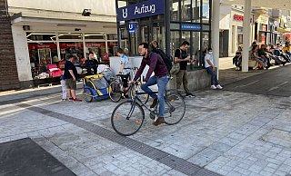 Die Leitstreifen für Blinde führen quer über den Radweg. Dass Radler hier nicht bevorrechtigt sind, erkennen sie an der optischen Unterbrechung des schwarzen Asphalts des Radwegs. - Jens Reichenbach Die Leitstreifen für Blinde führen quer über den Radweg. Dass Radler hier nicht bevorrechtigt sind, erkennen sie an der optischen Unterbrechung des schwarzen Asphalts des Radwegs. - Jens Reichenbach