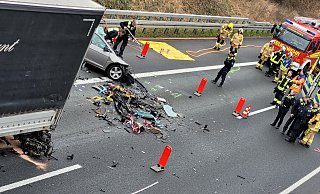 Das VU-Team der Polizei wurde angefordert, um eine präzise Untersuchung der Unfallstelle vorzunehmen und Spuren zu sichern. Der Motorblock des Golf (links unten) ist unter den Anhänger geschleudert. - Gerald Dunkel Das VU-Team der Polizei wurde angefordert, um eine präzise Untersuchung der Unfallstelle vorzunehmen und Spuren zu sichern. Der Motorblock des Golf (links unten) ist unter den Anhänger geschleudert. - Gerald Dunkel