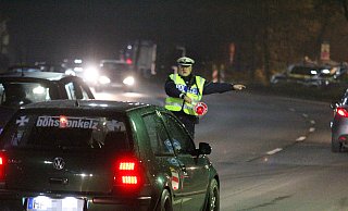 Nach der Massenschlägerei im November 2020 zeigte die Polizei Präsenz: Wachleiter Andreas Jürgensmeyer winkt einen Autofahrer aus dem Verkehr. - Ulf Hanke Nach der Massenschlägerei im November 2020 zeigte die Polizei Präsenz: Wachleiter Andreas Jürgensmeyer winkt einen Autofahrer aus dem Verkehr. - Ulf Hanke