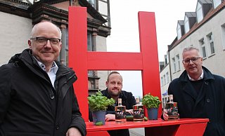 Hochprozentiges für die Landesgartenschau: Lars Grobe (Getränke-Manufaktur Wesertal, v. l.), Daniel Schwiete-Giesen und Ralf Konze präsentieren den Huxori-Gin. - LGS 2023 Höxter/Manuela Puls Hochprozentiges für die Landesgartenschau: Lars Grobe (Getränke-Manufaktur Wesertal, v. l.), Daniel Schwiete-Giesen und Ralf Konze präsentieren den Huxori-Gin. - LGS 2023 Höxter/Manuela Puls