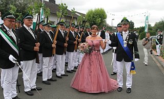 Das Wewelsburger Königspaar Barbara und Christoph Plöger bei der Parade am Sonntag. - Johannes Büttner Das Wewelsburger Königspaar Barbara und Christoph Plöger bei der Parade am Sonntag. - Johannes Büttner