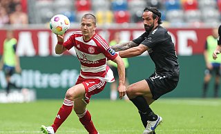 Fortunas Flügelflitzer Christos Tzolis (l.) will am Sonntag wieder seine Torgefahr unter Beweis stellen. SCP-Stürmer Adriano Grimaldi (r.) droht dagegen auszufallen. - picture alliance Fortunas Flügelflitzer Christos Tzolis (l.) will am Sonntag wieder seine Torgefahr unter Beweis stellen. SCP-Stürmer Adriano Grimaldi (r.) droht dagegen auszufallen. - picture alliance