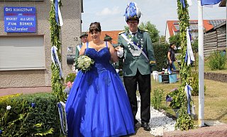 Jubelnder Applaus und strahlender Sonnenschein erwartete das Königspaar Vanessa und Daniel Schmidt. - Saskia Jochheim Jubelnder Applaus und strahlender Sonnenschein erwartete das Königspaar Vanessa und Daniel Schmidt. - Saskia Jochheim