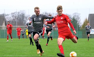 Finn Jaster (r.) erzielte im Westfalenligaspiel gegen den TuS Tengern gestern drei Tore für den VfL Theesen beim 5:4-Erfolg. - Peter Unger Finn Jaster (r.) erzielte im Westfalenligaspiel gegen den TuS Tengern gestern drei Tore für den VfL Theesen beim 5:4-Erfolg. - Peter Unger