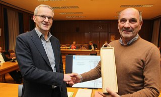 Ausschussvorsitzender Dirk Büssing (l.) verabschiedet Staatsbad-Betriebsleiter Dirk Henschel. - Ulf Hanke Ausschussvorsitzender Dirk Büssing (l.) verabschiedet Staatsbad-Betriebsleiter Dirk Henschel. - Ulf Hanke