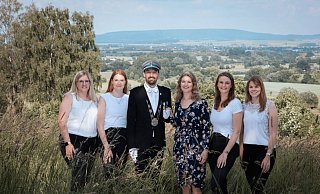 Das Königspaar Jannik Krome und Julia Frost (Mitte) sowie mit den Hofdamen Katharina Edler (v l.), Anna-Lena Gelhaus, Katja Frost sowie Frederike Stöver. - Schützen Das Königspaar Jannik Krome und Julia Frost (Mitte) sowie mit den Hofdamen Katharina Edler (v l.), Anna-Lena Gelhaus, Katja Frost sowie Frederike Stöver. - Schützen