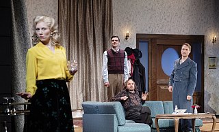 Wer war's? Pensionswirtin Mollie (Elena Berthold), ihr Gatte Giles(Janis Kuhnt), Mr. Paravicini (Lukas Graser) und Detective SergeantTrotter (Simon Heinle) rätseln selbst noch. - Philipp OttendörferWarendorfer Str. 69, 48145 Muenster+4917699032030mail@ottendoerfer.com Wer war's? Pensionswirtin Mollie (Elena Berthold), ihr Gatte Giles(Janis Kuhnt), Mr. Paravicini (Lukas Graser) und Detective SergeantTrotter (Simon Heinle) rätseln selbst noch. - Philipp OttendörferWarendorfer Str. 69, 48145 Muenster+4917699032030mail@ottendoerfer.com