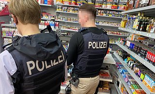 Freitagabend, 19.05 Uhr, in Gütersloh: In einem Kiosk in der Innenstadt starten die Einsatzleiterin, ihre Polizeikollegen und die Behörden-Mitarbeiter ihre Großkontrollaktion. Gleich bei ihrer ersten Station werden sie fündig. Der Zoll entdeckt unversteuerte Zigaretten und E-Zigaretten. Die Polizisten finden Cannabis-Blüten. - Christian Bröder Freitagabend, 19.05 Uhr, in Gütersloh: In einem Kiosk in der Innenstadt starten die Einsatzleiterin, ihre Polizeikollegen und die Behörden-Mitarbeiter ihre Großkontrollaktion. Gleich bei ihrer ersten Station werden sie fündig. Der Zoll entdeckt unversteuerte Zigaretten und E-Zigaretten. Die Polizisten finden Cannabis-Blüten. - Christian Bröder