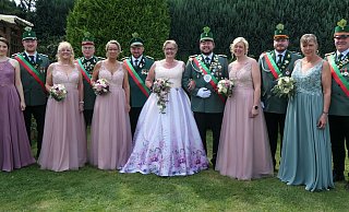 Das Königsoffizierpaar Veronika und Frederick Schäfers (v. l.), das Apfelprinzenpaar Heike und Heinrich Fortströer, das Kronprinzenpaar Angie und Michael Hachmeyer, das Königspaar Michaela Kneuper und Gregor Böddeker, das Zepterprinzenpaar Verena Weick und Dominik Lange sowie das Zeremonienmeisterpaar Anja und Detlef Schnietz - Susanne Göbel Das Königsoffizierpaar Veronika und Frederick Schäfers (v. l.), das Apfelprinzenpaar Heike und Heinrich Fortströer, das Kronprinzenpaar Angie und Michael Hachmeyer, das Königspaar Michaela Kneuper und Gregor Böddeker, das Zepterprinzenpaar Verena Weick und Dominik Lange sowie das Zeremonienmeisterpaar Anja und Detlef Schnietz - Susanne Göbel