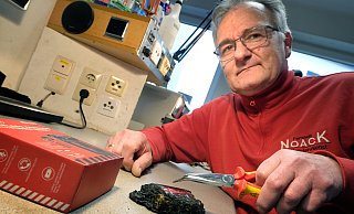 Die verkohlte Powerbank hat beinahe die komplette Wohnung seines Sohnes in Brand gesteckt. Ihre Überreste fasst der Gütersloher Radio- und Fernsehtechniker-Meister Frank Noack nur noch mit der Zange an. - Andreas Frücht Die verkohlte Powerbank hat beinahe die komplette Wohnung seines Sohnes in Brand gesteckt. Ihre Überreste fasst der Gütersloher Radio- und Fernsehtechniker-Meister Frank Noack nur noch mit der Zange an. - Andreas Frücht