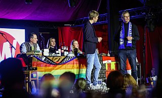 Der Slammer Sven Stickling interviewt den Chefredakteur Thomas Seim im Spiegelzelt. - Sarah Jonek Der Slammer Sven Stickling interviewt den Chefredakteur Thomas Seim im Spiegelzelt. - Sarah Jonek