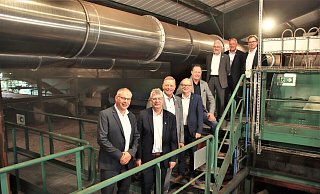 Im Anzug durch das Kompostwerk: Geschäftsführer Karlgünter Eggersmann (v. l.), Bundestagsabgeordneter Christian Haase, Landtagsabgeordneter Matthias Goeken, NRW-Landtagspräsident André Kuper, Landtagsabgeordneter Klaus Hansen, Regionalratsvorsitzender Heinz-Günter Koßmann (alle CDU), Bürgermeister Johannes Schlütz und Geschäftsführer Thomas Hein. Fotos: David Schellenberg - David Schellenberg Im Anzug durch das Kompostwerk: Geschäftsführer Karlgünter Eggersmann (v. l.), Bundestagsabgeordneter Christian Haase, Landtagsabgeordneter Matthias Goeken, NRW-Landtagspräsident André Kuper, Landtagsabgeordneter Klaus Hansen, Regionalratsvorsitzender Heinz-Günter Koßmann (alle CDU), Bürgermeister Johannes Schlütz und Geschäftsführer Thomas Hein. Fotos: David Schellenberg - David Schellenberg