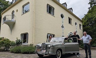 Freudiges Wiedersehen an der Blase-Villa von 1934. Jörg Steinkamp hat den Blase-Oldtimer von 1958 im Jahr 1999 in Lübbecke gekauft, nun war er wieder am Wiehen - für einen Tag mit altem LK-Kennzeichen. Links Anuschka Blase, Jörg Steinkamp (Mitte) hat den alten Diesel liebevoll gepflegt. Rechts Volker Knickmeyer, der das ungewöhnliche Treffen initiiert hat. - K. F. Reisebrink Freudiges Wiedersehen an der Blase-Villa von 1934. Jörg Steinkamp hat den Blase-Oldtimer von 1958 im Jahr 1999 in Lübbecke gekauft, nun war er wieder am Wiehen - für einen Tag mit altem LK-Kennzeichen. Links Anuschka Blase, Jörg Steinkamp (Mitte) hat den alten Diesel liebevoll gepflegt. Rechts Volker Knickmeyer, der das ungewöhnliche Treffen initiiert hat. - K. F. Reisebrink