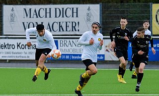 Wellensieks Torschütze zum 1:0 Anil Arslan (l.) und VfR-Kapitän Schadi Scherifa aus der C-Jugend im Landesligaspiel gegen den SV Rödinghausen II. - Andreas Zobe Wellensieks Torschütze zum 1:0 Anil Arslan (l.) und VfR-Kapitän Schadi Scherifa aus der C-Jugend im Landesligaspiel gegen den SV Rödinghausen II. - Andreas Zobe