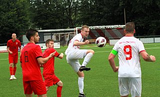 Sechs-Punkte-Start: Der FC RW Kirchlengern II mit Lukas Langer und Fabian Schnelle (r.) landete einen 2:0-Sieg gegen TuRa Löhne. - Goli Sechs-Punkte-Start: Der FC RW Kirchlengern II mit Lukas Langer und Fabian Schnelle (r.) landete einen 2:0-Sieg gegen TuRa Löhne. - Goli