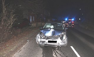 Der Ford-Fahrer verlor ausgangs einer Kurve die Kontrolle über seinen Wagen und prallte gegen einen geparkten Volkswagen. - Polizei Minden-Lübbecke Der Ford-Fahrer verlor ausgangs einer Kurve die Kontrolle über seinen Wagen und prallte gegen einen geparkten Volkswagen. - Polizei Minden-Lübbecke