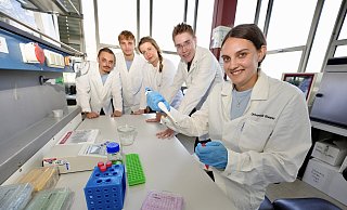 Das iGEM-Team des CeBiTec an der Bielefelder Uni: Christian Michalek, Philip Mundt, Liliana Sanfilippo, Max Beckmann, Berater des Teams und selbst von Mukoviszidose betroffen, und Kaya Lange (von links) arbeiten unter Hochdruck am Projekt. - Peter Unger Das iGEM-Team des CeBiTec an der Bielefelder Uni: Christian Michalek, Philip Mundt, Liliana Sanfilippo, Max Beckmann, Berater des Teams und selbst von Mukoviszidose betroffen, und Kaya Lange (von links) arbeiten unter Hochdruck am Projekt. - Peter Unger