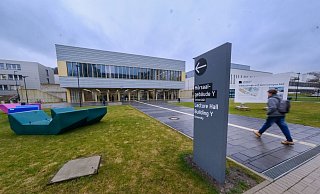 In zweiter Reihe hinter dem schicken neuen Hörsaalgebäude Y wächst der Campus Süd weiter - hier soll das erste Passivhaus der Universität Bielefeld entstehen. Mit vielen nachhaltigen Extras. - Andreas Zobe In zweiter Reihe hinter dem schicken neuen Hörsaalgebäude Y wächst der Campus Süd weiter - hier soll das erste Passivhaus der Universität Bielefeld entstehen. Mit vielen nachhaltigen Extras. - Andreas Zobe