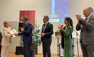 Bürgermeister Michael Dreier gratuliert Irene Neh (Vorsitzende Monolith), Recep Alpan (Vorsitzender des Integrationsrats), Integrationsstaatssekretärin Gonca Türkeli-Dehnet und Landrat Christoph Rüther reihen sich als Gratulanten ein. - Ann-Britta Dohle Bürgermeister Michael Dreier gratuliert Irene Neh (Vorsitzende Monolith), Recep Alpan (Vorsitzender des Integrationsrats), Integrationsstaatssekretärin Gonca Türkeli-Dehnet und Landrat Christoph Rüther reihen sich als Gratulanten ein. - Ann-Britta Dohle