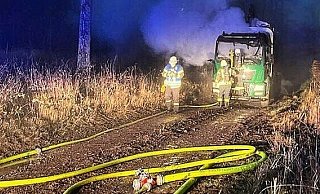 An dem Lastwagen entstand ein hoher Sachschaden - die Feuerwehr verhinderte aber das Übergreifen des Feuers auf die Ladung. - FFW Brakel An dem Lastwagen entstand ein hoher Sachschaden - die Feuerwehr verhinderte aber das Übergreifen des Feuers auf die Ladung. - FFW Brakel