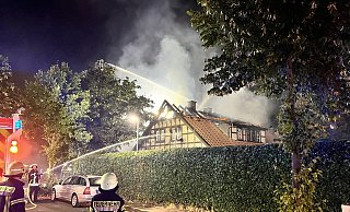 Rund 50 Einsatzkräfte der Feuerwehr waren mit dem Großbrand am 13. August 2022 in der Astridstraße beschäftigt. - Thorsten Heß Rund 50 Einsatzkräfte der Feuerwehr waren mit dem Großbrand am 13. August 2022 in der Astridstraße beschäftigt. - Thorsten Heß