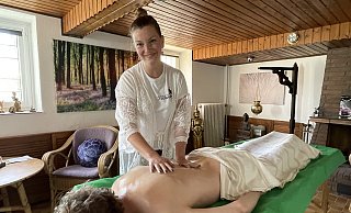 Mit Ayurvedischen Ganzkörpermassagen unterstützt Madeline Sieker den Stressabbau. - Elke Niedringhaus-Haasper Mit Ayurvedischen Ganzkörpermassagen unterstützt Madeline Sieker den Stressabbau. - Elke Niedringhaus-Haasper