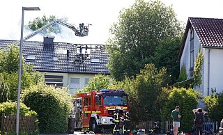 Der Dachstuhl des Mehrparteienhauses am Höners Weg ist von dem Feuer schwer in Mitleidenschaft gezogen. - Charlotte Mahncke Der Dachstuhl des Mehrparteienhauses am Höners Weg ist von dem Feuer schwer in Mitleidenschaft gezogen. - Charlotte Mahncke