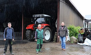 Ein Regenschauer macht Silas Nobbe (v.l.), Dirk Langelahn und Lars Bunge nichts aus, schließlich profitieren davon die Ackerpflanzen. - Sonja Rohlfing Ein Regenschauer macht Silas Nobbe (v.l.), Dirk Langelahn und Lars Bunge nichts aus, schließlich profitieren davon die Ackerpflanzen. - Sonja Rohlfing