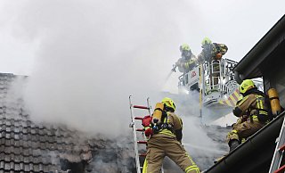 Für die Löscharbeiten in Delbrück-Sudhagen mussten Teile der Dacheindeckung entfernt werden. - Feuerwehr Delbrück Für die Löscharbeiten in Delbrück-Sudhagen mussten Teile der Dacheindeckung entfernt werden. - Feuerwehr Delbrück