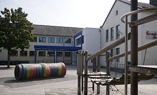 Durch Asphalt versiegelte Flächen - wie hier auf dem Schulhof der Concordia-Grundschule - sind nicht nur der Stadt Bad Lippspringe ein Dorn im Auge. - Klaus Karenfeld Durch Asphalt versiegelte Flächen - wie hier auf dem Schulhof der Concordia-Grundschule - sind nicht nur der Stadt Bad Lippspringe ein Dorn im Auge. - Klaus Karenfeld