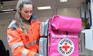 Lena Nieweg zeigt, mit welcher Ausrüstung die DRK´ler aus Verl in die Stadien fahren. - Karin Prignitz Lena Nieweg zeigt, mit welcher Ausrüstung die DRK´ler aus Verl in die Stadien fahren. - Karin Prignitz