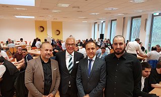 Schura-Sprecher Emin Özel (2. v. l.) mit Freidoon Mahmodyar (v. l.) und Abdul Ghafar Sahak vom Schura-Vorstand sowie Imam Ali Sekcin freuen sich über die gelungene Opferfest-Premiere. - Birger Berbüsse Schura-Sprecher Emin Özel (2. v. l.) mit Freidoon Mahmodyar (v. l.) und Abdul Ghafar Sahak vom Schura-Vorstand sowie Imam Ali Sekcin freuen sich über die gelungene Opferfest-Premiere. - Birger Berbüsse