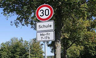 Die CDU fordert auf der Bundestraße 241, die Beverungen mit Lauenförde verbindet und an der Grundschule vorbeiführt, Tempo 30 für einen sicheren Schulweg der Schüler. - Uwe Müller Die CDU fordert auf der Bundestraße 241, die Beverungen mit Lauenförde verbindet und an der Grundschule vorbeiführt, Tempo 30 für einen sicheren Schulweg der Schüler. - Uwe Müller